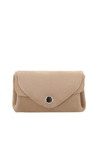 Pochette beige en daim avec fermeture à rabat sécurisée par un bouton circulaire argenté, présentée sur un fond blanc.