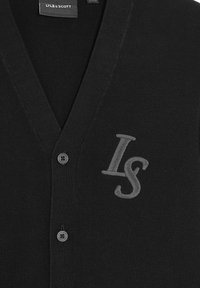Schwarze Strickjacke mit V-Ausschnitt, strukturiertem Strickstoff, Knopfverschluss und einem gestickten grauen 'LS'-Logo auf der linken Seite.