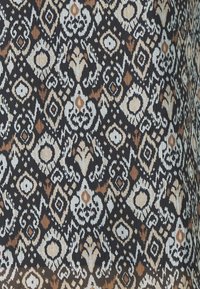 Tessuto con uno sfondo nero e motivi intricati in crema, marrone e azzurro chiaro, che includono diamanti e motivi stilizzati.
