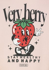 Himmelblauses Hemd in Hellrosa mit einem Cartoon-Erdbeermotiv, grünen Blättern, schwarzen Akzenten und den Worten "Very berry" darüber sowie "BLEIB GESUND UND GLÜCKLICH" darunter.