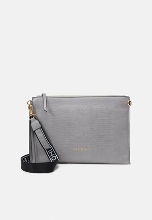 Šedá kožená kabelka s texturovaným povrchem, vybavená zlatým logem a odnímatelným černým popruhem s bílým nápisem. Uzavírání na zip.