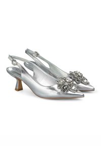 Scarpe slingback metalliche argento con punte affusolate, decorazioni floreali in perline e tacco basso a blocco. Texture liscia e design elegante.