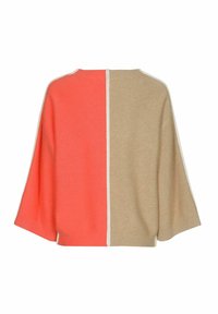 Losse gebreide trui met wijde mouwen, verticaal verdeeld met koraal aan de linkerkant en beige aan de rechterkant, gescheiden door een smalle crèmekleurige streep.