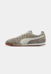 Tenisice od semšira s leopard uzorkom i bijelim detaljima, s tamnim gumiranim potplatom. Imaju teksturiranu gornjištinu i klasičan dizajn s vezanjem.