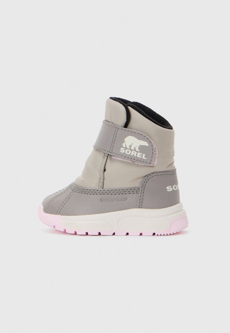 Gyermek szürke és rózsaszín Sorel vízálló téli csizma, tépőzárral és jegesmedve logóval, oldalnézetből bemutatva, fehér háttérrel.