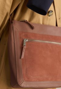 Next POCKET MESSENGER - REGULAR FIT - Rankinė per petį - pink