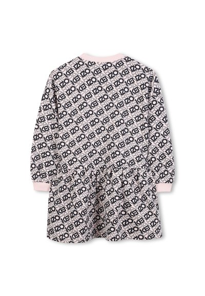 Sukienka z długim rękawem, różowym kołnierzykiem i marszczonym paskiem w talii, z powtarzającym się czarnym geometrycznym wzorem na jasnoróżowym tle.