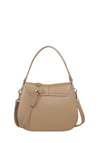 Beige leren handtas met een gestructureerde vorm, klep sluiting, een korte handgreep en een afneembare schouderriem. Getextureerd oppervlak met minimale hardware.