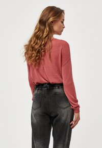 Minus MIELNE KNIT - Džemperis - mineral red lurex