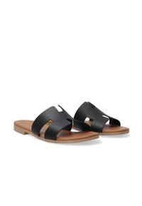 Zwarte instapsandalen met uitgesneden ontwerp, platte bruine zool en een gladde textuur. Minimalistische stijl met open teen en comfortabele pasvorm.