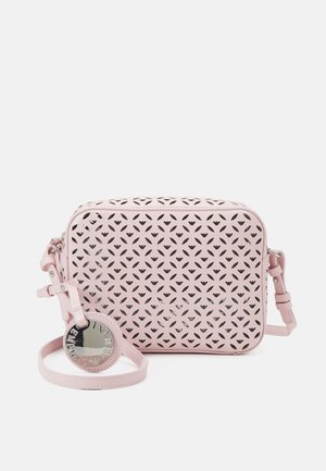 Borsa a tracolla in pelle rosa con motivo traforato intricato, dettagli in metallo argento, tracolla regolabile e etichetta con logo circolare.