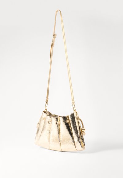 Borsa a mano in metallo dorato con una texture morbida, design plissettato e tracolla regolabile. Presenta una chiusura a coulisse e dettagli hardware decorativi.