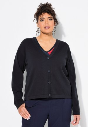 Cardigan noir court avec un col en V, fermeture à boutons et manches longues. Texture lisse et subtil détail de côtes le long de l'ourlet et des poignets.