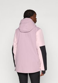 Lilla ja roosa veekindel jakk kapuutsiga, mustade aktsentidega varrukatel ja ergonoomilise lõikega. Sile tekstuur, sobib välisriietuseks.