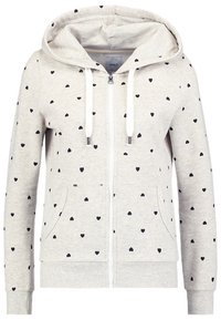 Sudadera con capucha de cremallera en gris claro, con pequeños patrones de corazones negros, bolsillos laterales y cordones blancos. Tela suave y texturizada.