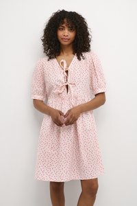 Rosa Kleid mit kurzen Puffärmeln, einem Bindeband vorne und verstreuten roten Punkten. Der Stoff ist leicht und hat eine lockere Passform.