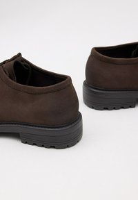 INSIDE Zapatos con cordones - marron oscuro
