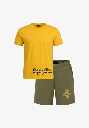 Maglietta gialla a maniche corte con scritta nera "Refriwillden" e pantaloncini a vita elastica verde oliva con un cane che tiene un cartello "Refriwillden".