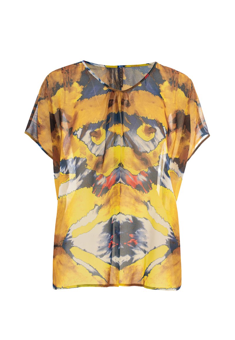 Blouse à manches courtes en tissu transparent présentant un motif abstrait aux teintes vives de jaune, bleu et noir, avec une coupe décontractée et un col rond.