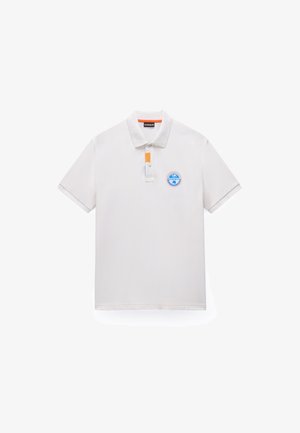 Camiseta polo blanca de manga corta con cuello, lengüeta naranja en la tapeta y logotipo circular azul y naranja en el pecho izquierdo.