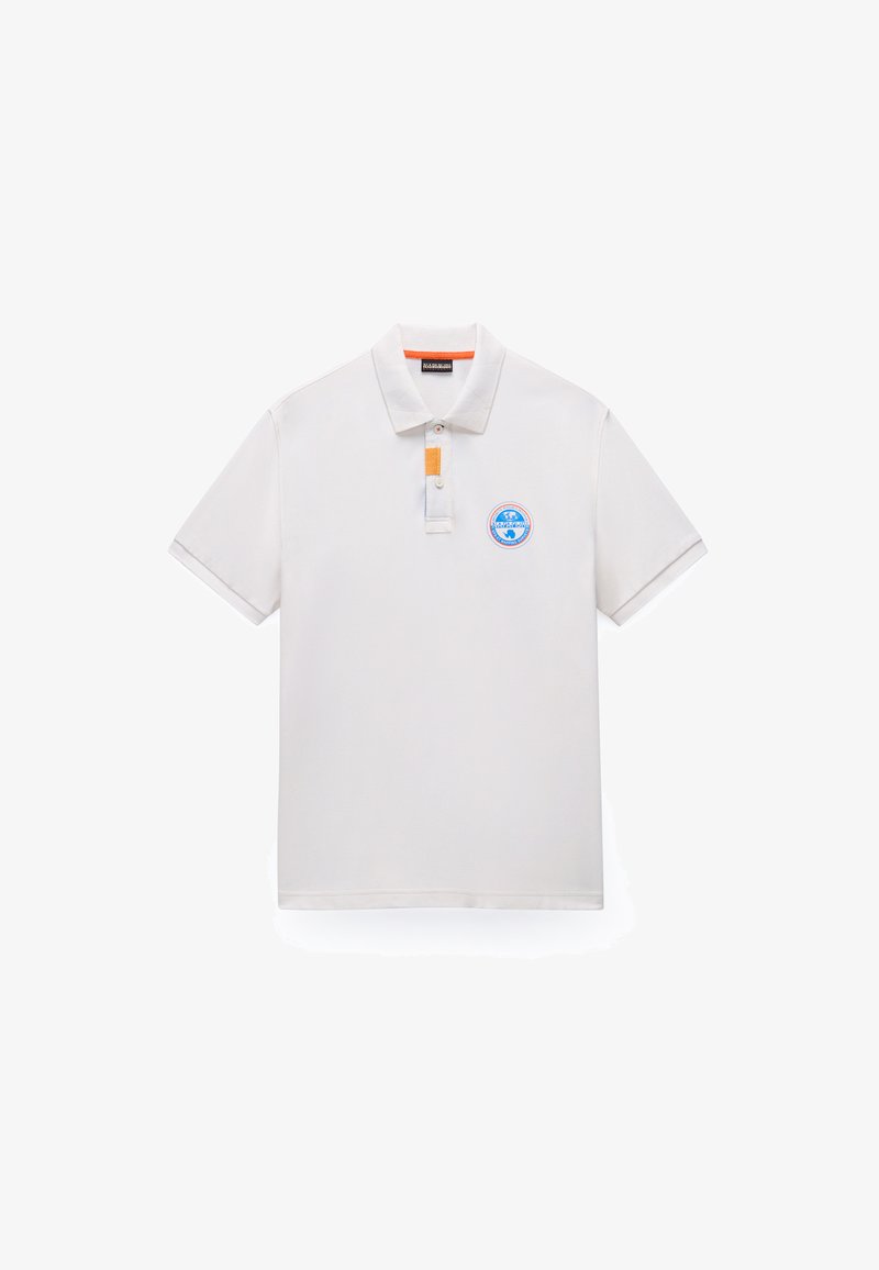 Polo bianca a maniche corte con colletto, linguetta arancione sulla patta e logo rotondo blu e arancione sul petto a sinistra.