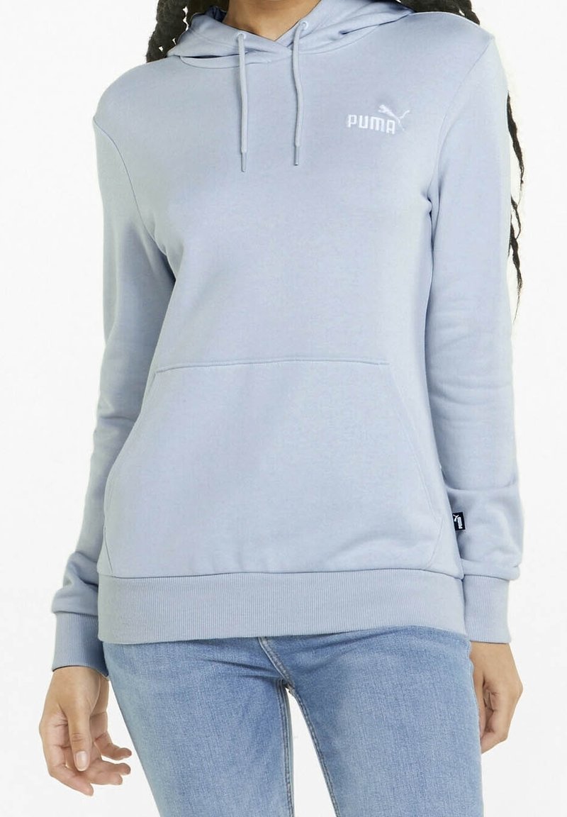 Sudadera con capucha de color azul claro con bolsillo tipo canguro, puños y dobladillo acanalados, con el logo blanco de Puma en el pecho. Textura de tela suave.