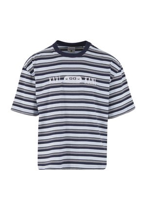 Sinise ja valge horisontaalse triibuga lühikeste varrukatega T-särk, millel on tumesinine krae ja rinnal tikitud "Karl Kani".