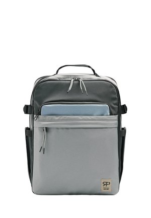 Szary i czarny prostokątny plecak z przednią kieszenią na suwak zawierającą niebieskie etui na laptopa, boczne paski i górny uchwyt.