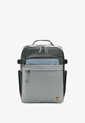 Szary i czarny prostokątny plecak z przednią kieszenią na suwak zawierającą niebieskie etui na laptopa, boczne paski i górny uchwyt.