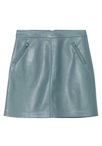 Une mini-jupe en cuir vert menthe avec une texture lisse, dotée de deux poches zippées et de lignes épurées dans un design simple.