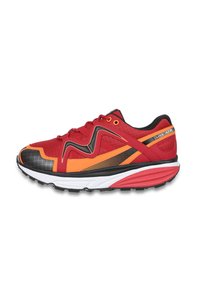 Chaussure de course rouge avec des accents noirs et orange, tige en maille texturée, semelle en caoutchouc noire, et un design en zigzag audacieux sur le côté.
