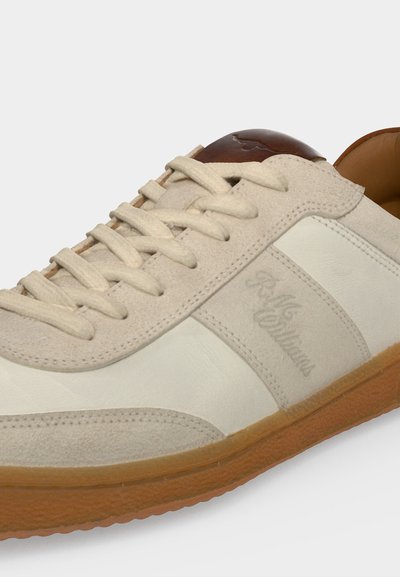Baskets beige clair avec des panneaux en daim et cuir, lacets beiges, languette de talon marron et semelle en gomme.