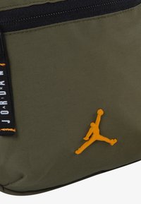 Jordan AIRBORNE FESTIVAL BAG - Borsa a tracolla - medium olive
