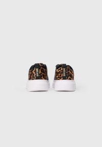 Vedere din spate a adidașilor cu imprimeu leopăr cu loop-uri negre etichetate "Just Cavalli" și talpă groasă albă pe un fundal simplu.