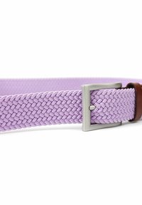Cintura elastica intrecciata di colore viola chiaro con una fibbia rettangolare argentata e un dettaglio in pelle marrone. Caratterizzata da un design testurizzato e intrecciato.