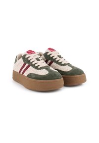 Zapatillas de ante verde con paneles de felpa crema, rayas burdeos, cordones beig, suela de goma tipo plataforma y etiqueta de logo roja en la lengüeta.