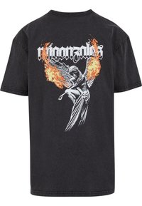 Sort oversized t-shirt lavet af bomuld, med et grafisk design af en vinget skikkelse med flammende vinger og stiliseret tekst på ryggen.