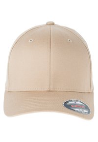 Cappellino da baseball beige con visiera curvata, realizzato in tessuto texturizzato. Presenta due fori di ventilazione e un adesivo con il marchio sulla parte anteriore.