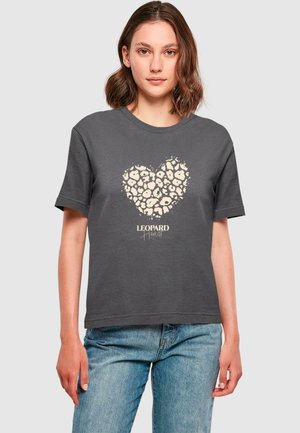 Gray t-shirt with a relaxed fit features a leopard print heart design in beige and a "LEOPARD Heart" text below, made of soft cotton.