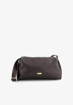 Brązowa skórzana torebka o fakturowanej powierzchni, cylindrycznym kształcie, z zamkiem błyskawicznym i regulowanym paskiem; posiada logo marki w złotym odcieniu.