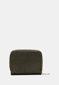 Portafoglio con zip in suede verde scuro, forma rettangolare con angoli arrotondati, design semplice, con cuciture minime e hardware tono oro.