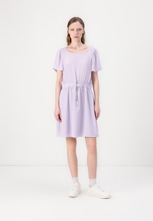 Lila kortemouwjurk met een vierkante halslijn, gather taille en verstelbaar trekkoord. Draag met witte sneakers. Glad textuur.