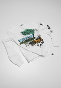 Biała bluza z długim rękawem, zdobiona wielokolorowymi nadrukami w stylu graffiti w kolorach zielonym, niebieskim, pomarańczowym i czarnym. Rękawy zakończone ściągaczami.