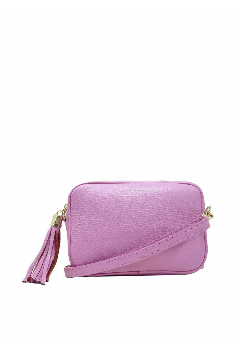 Rosa lädercrossbodyväska med en slät struktur, rektangulär form, guldhardware och en tofsdetalj. Justerbar rem ingår.