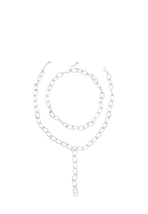 Silberne Metallkette und passendes Armband mit ovalen Gliedern und Karabinerverschlüssen auf weißem Hintergrund.