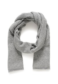 Bufanda gris hecha de una tela suave y texturizada. Forma larga y rectangular con una apariencia drapeada y en capas. Sin patrones visibles ni elementos metálicos.
