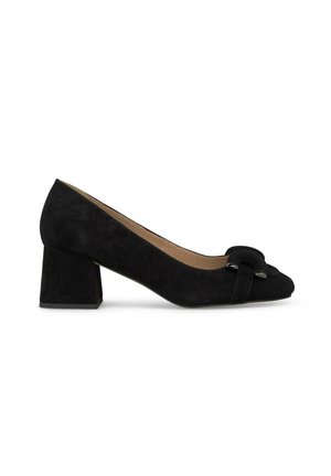 Pump nera in suede con tacco a blocco e punta arrotondata, caratterizzata da un fiocco decorativo e accenti argentati sul lato. Tessuto liscio, design classico.