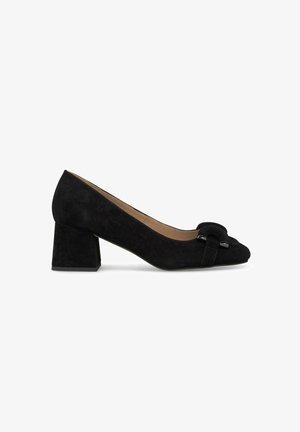 Schwarze Wildleder-Pumps mit Blockabsatz und runder Zehenform, versehen mit einer dekorativen Schleife und silbernen Akzenten an der Seite. Glatte Textur, klassisches Design.