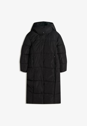 Geacă puffer neagră, cu umplutură matlasată și glugă, cu un design lung, buzunare laterale și o textură netedă. Are un închidere cu buton la gât.