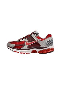 Röd och silver sportskor med mesh ovandel, texturerad design, vadderad krage och gummisula med dämpade segment och grepelement.